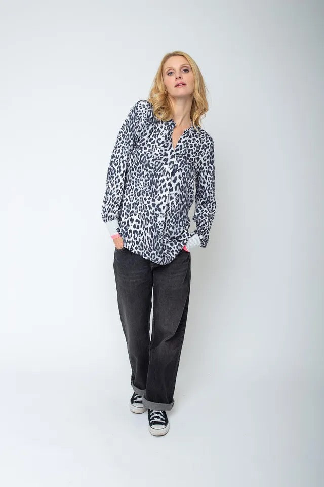 Emily van den Berg Bluse Leoprint Grau