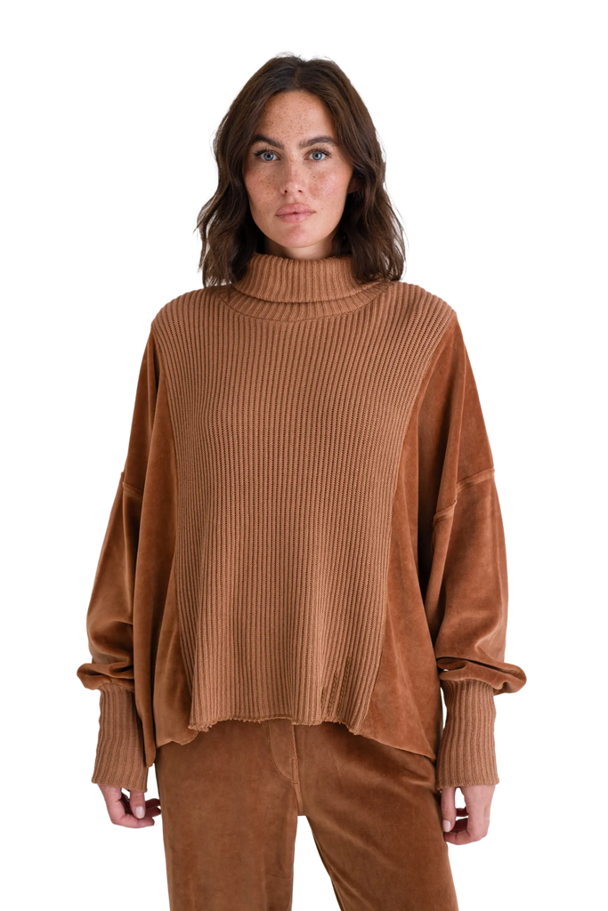 Love Joy Victory Rollkragenpullover mit Velvet und Strick Vega