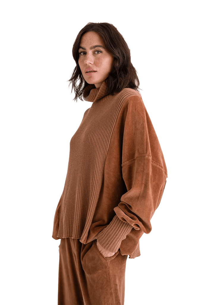 Love Joy Victory Rollkragenpullover mit Velvet und Strick Vega