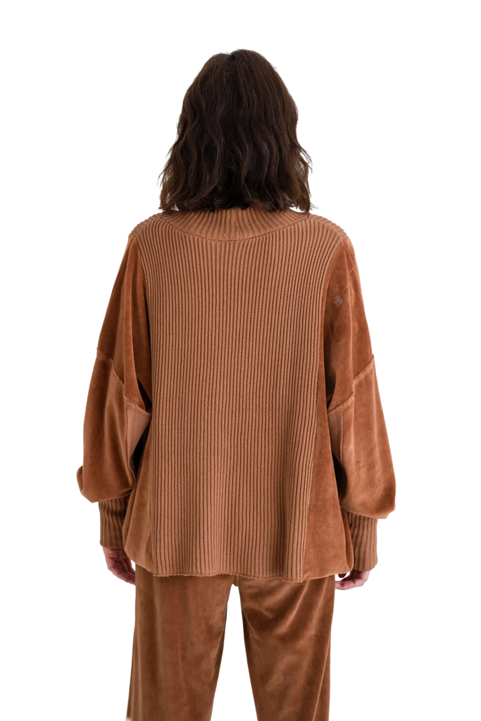 Love Joy Victory Rollkragenpullover mit Velvet und Strick Vega